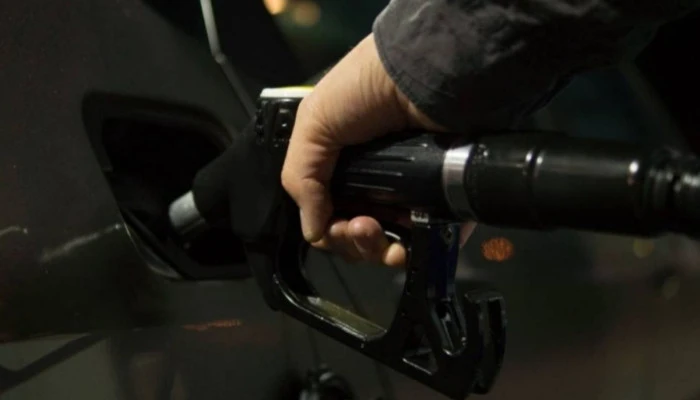Benzin fiyatlarına gece yarısından itibaren zam geliyor 