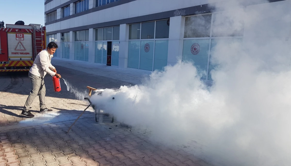 Erkek öğrenci yurdunda  yangın eğitimi ve tatbikatı gerçekleştirildi
