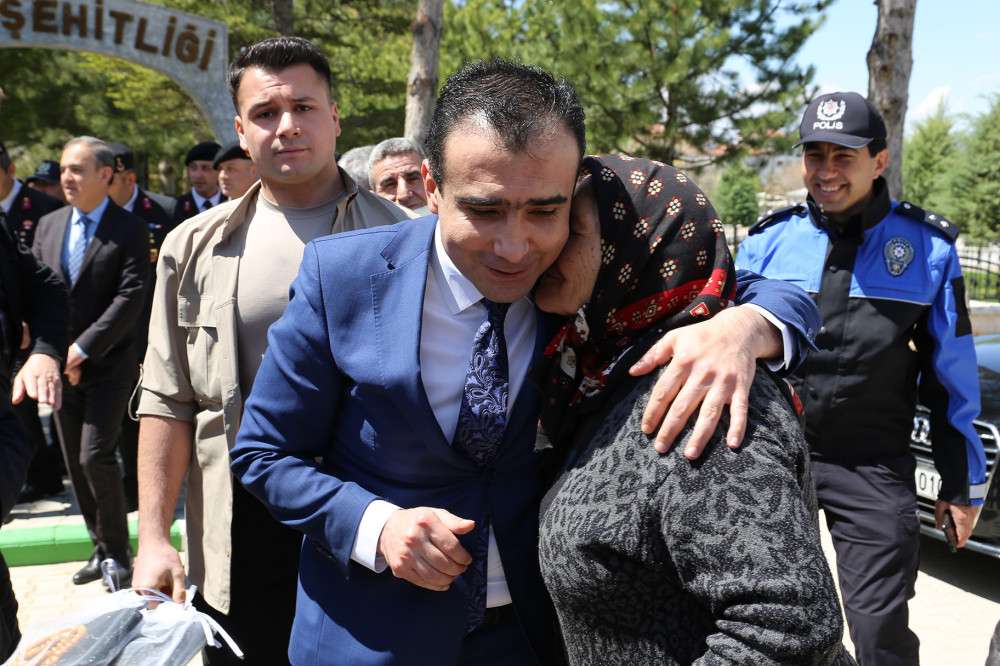 KABİR ZİYARETİ YAPAN KARAMANLILARI BELEDİYENİN SICAK YÜZÜ KARŞILADI