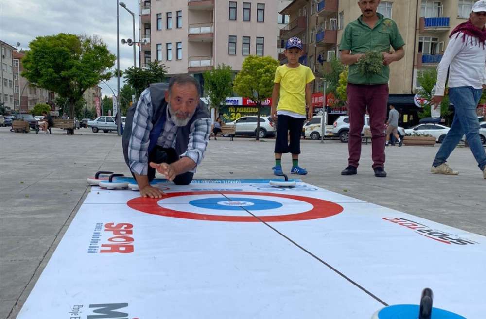 KARAMAN’DA 15 TEMMUZ ŞEHİTLERİ ANISINA FLOOR CURLİNG MÜSABAKASI DÜZENLENDİ