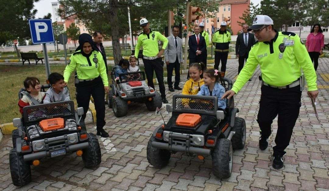 Minik Öğrenciler, Trafik Kurallarını Trafik Eğitim Parkında Öğreniyor