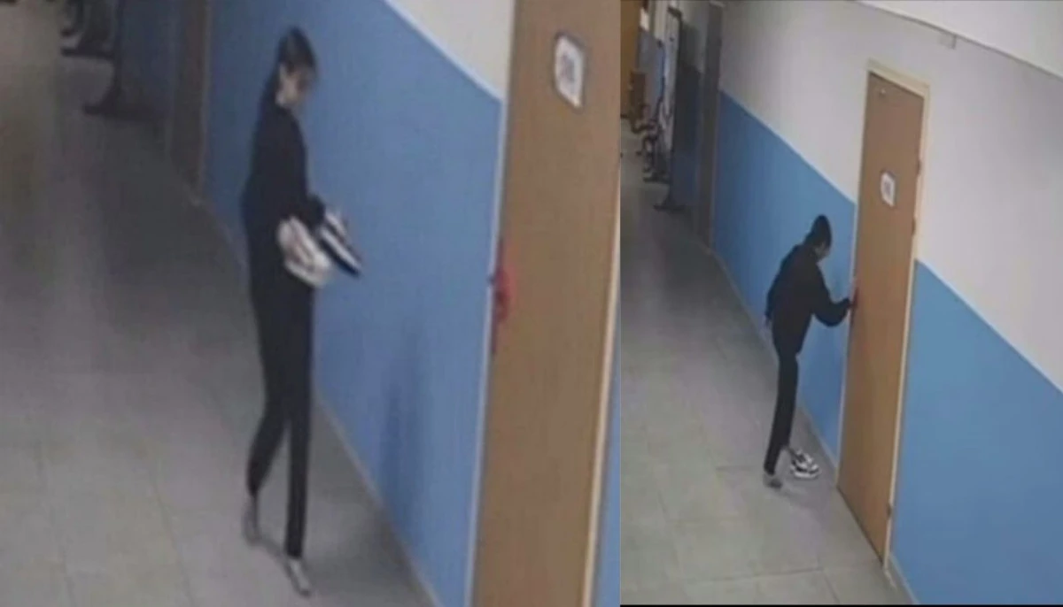 &Ouml;ğrenci, paspaslanan alanı kirletmemek i&ccedil;in ayakkabılarını &ccedil;ıkardı