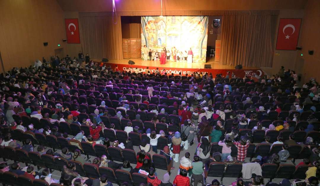 TİYATRO ETKİNLİĞİNE ÇOCUKLARDAN BÜYÜK İLGİ
