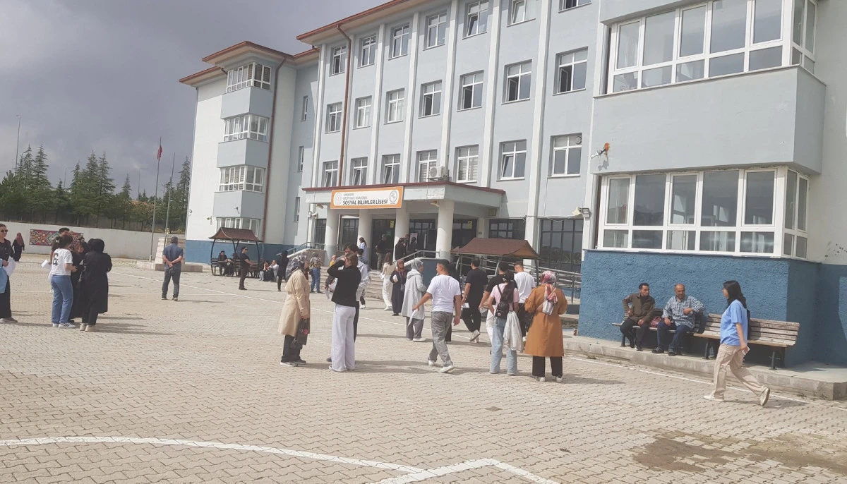 YKS başladı! Milyonlarca &ouml;ğrenci TYT'de geleceği i&ccedil;in ter d&ouml;k&uuml;yor